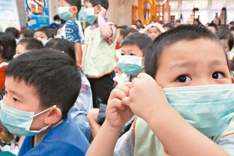 日本小兒科學會（JPS）警告，2歲以下嬰幼兒戴口罩，恐造成呼吸困難與增加窒息風險。