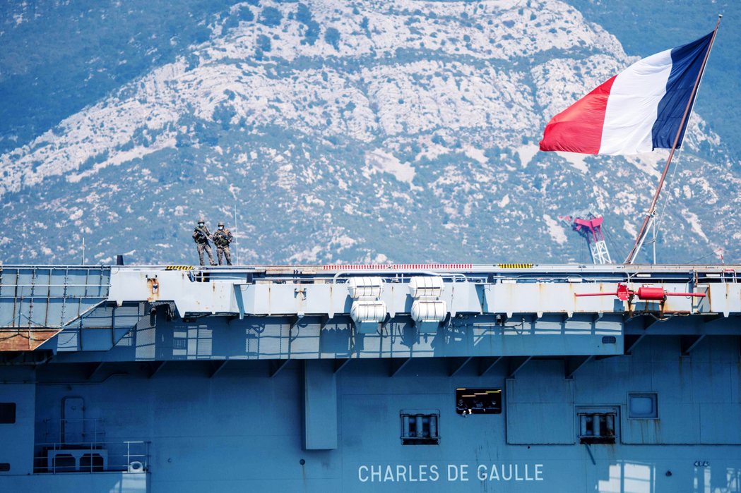 圖為戴高樂號上戴口罩巡視的船員。根據法國國防部15日的緊急通報，一個星期前確認船...