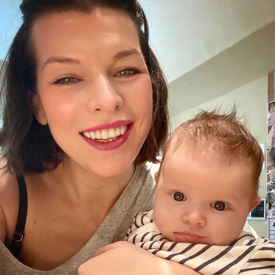 蜜拉喬娃薇琪開心抱著出生才兩個多月的小女兒。圖／摘自Instagram