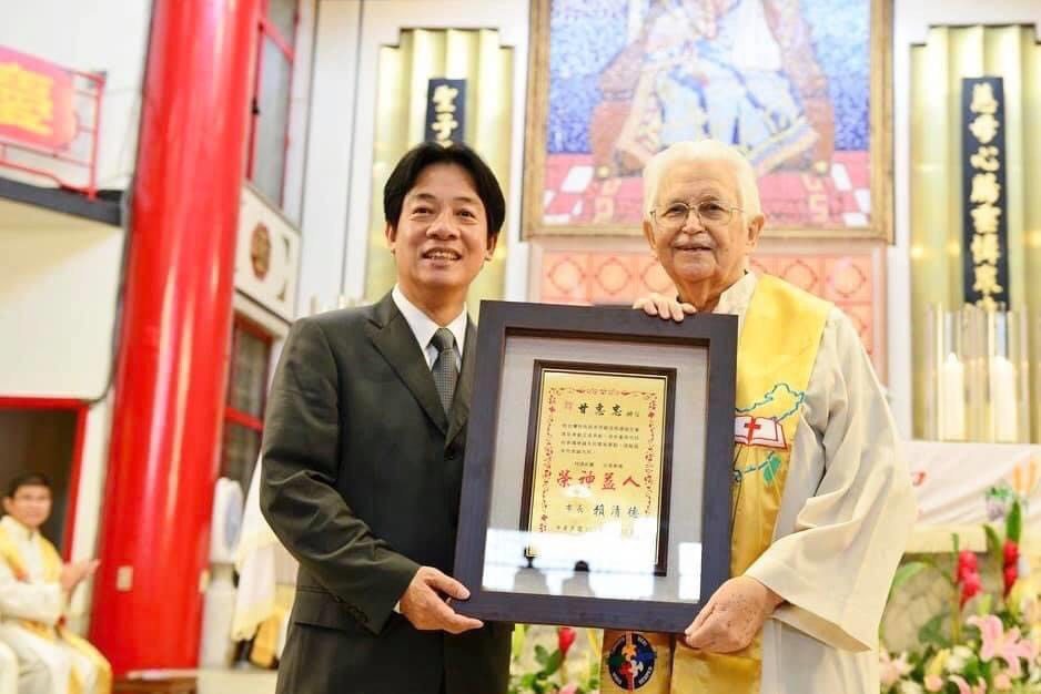 準副總統賴清德（左）與甘惠忠神父。圖／取自賴清德臉書