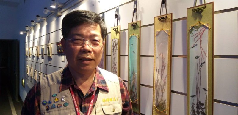 基隆海科館志工吳金輝用海藻創作山水畫，展現另類才華。