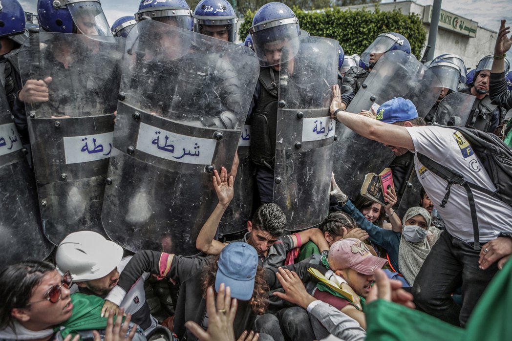 年度突發新聞最佳單張照片：《德新社》Farouk Batiche，《警民衝突：在...