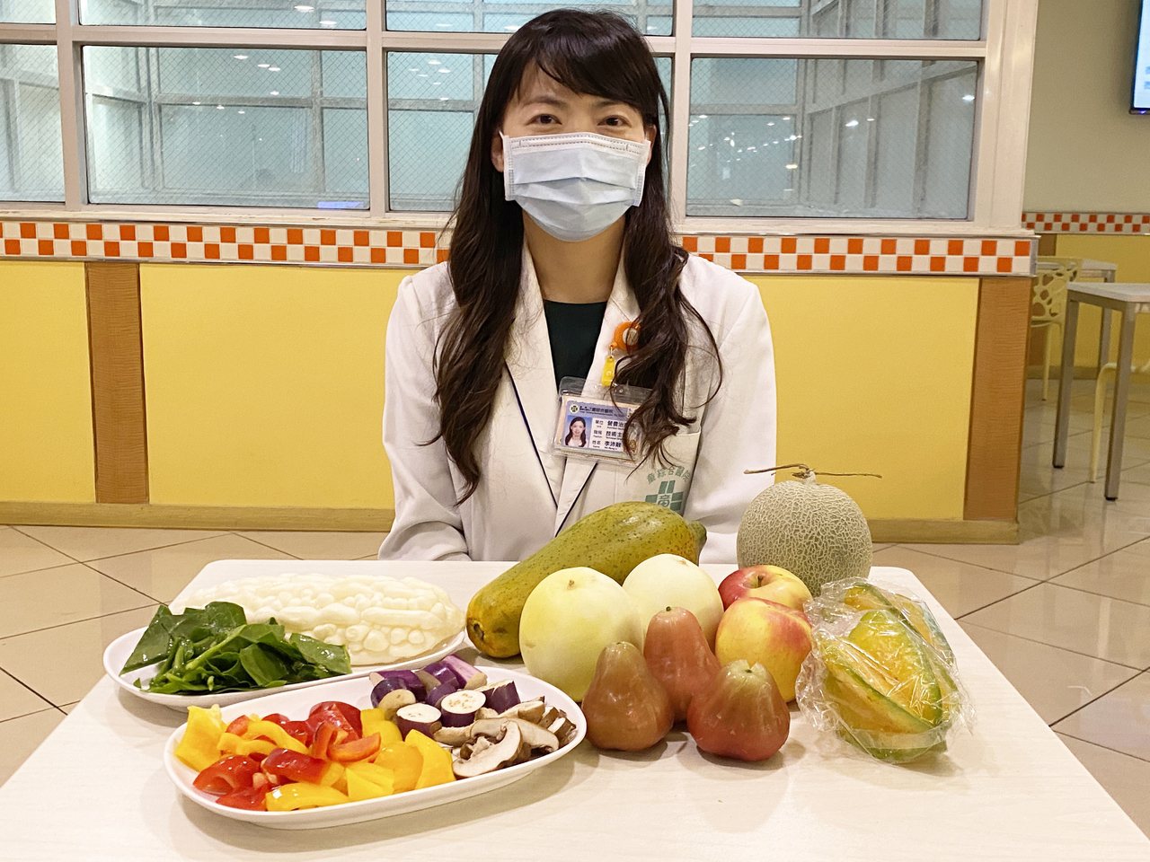 童綜合醫院營養治療科主任李沛融呼籲多攝取新鮮蔬果，來增強抵抗力。圖／童綜合醫院提供