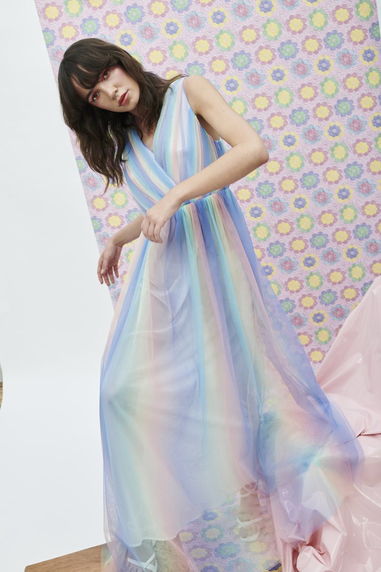 Olivia Rubin漸層彩虹V領長洋裝圖，售價17,500元。圖／CHENCHUN提供