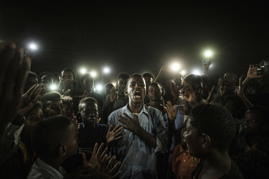 法新社記錄蘇丹民主示威的照片，獲選為今年世界新聞攝影獎年度最佳照片。（美聯社）