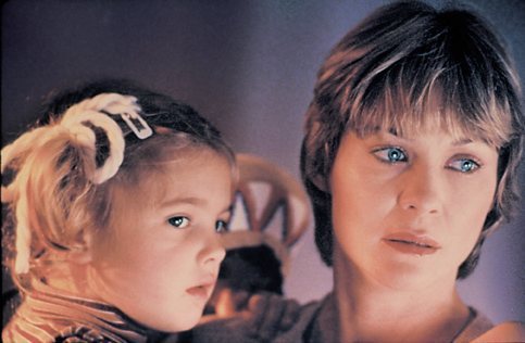 「外星人」中蒂華拉絲（右）扮演茱兒芭莉摩的母親。圖／摘自imdb