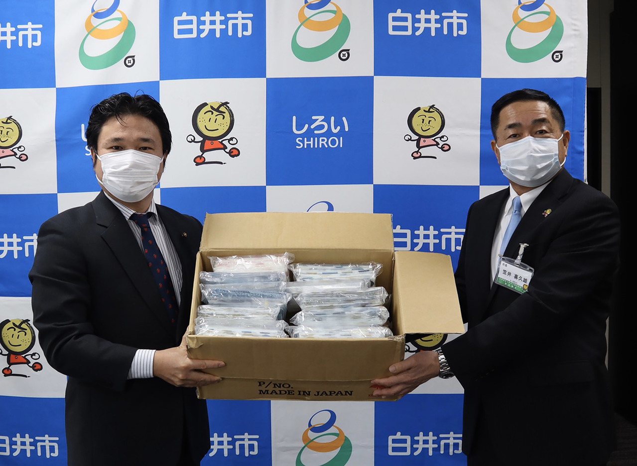 台灣的民間團體捐口罩套給日本，加深台日情誼。（中央社）