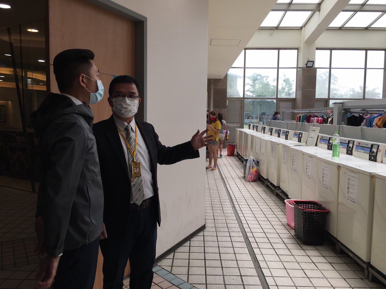 新竹市長林智堅（左）訪視鎵興國際移工宿舍關心防疫情形，對業者利用科技防疫表示肯定。圖／市府提供