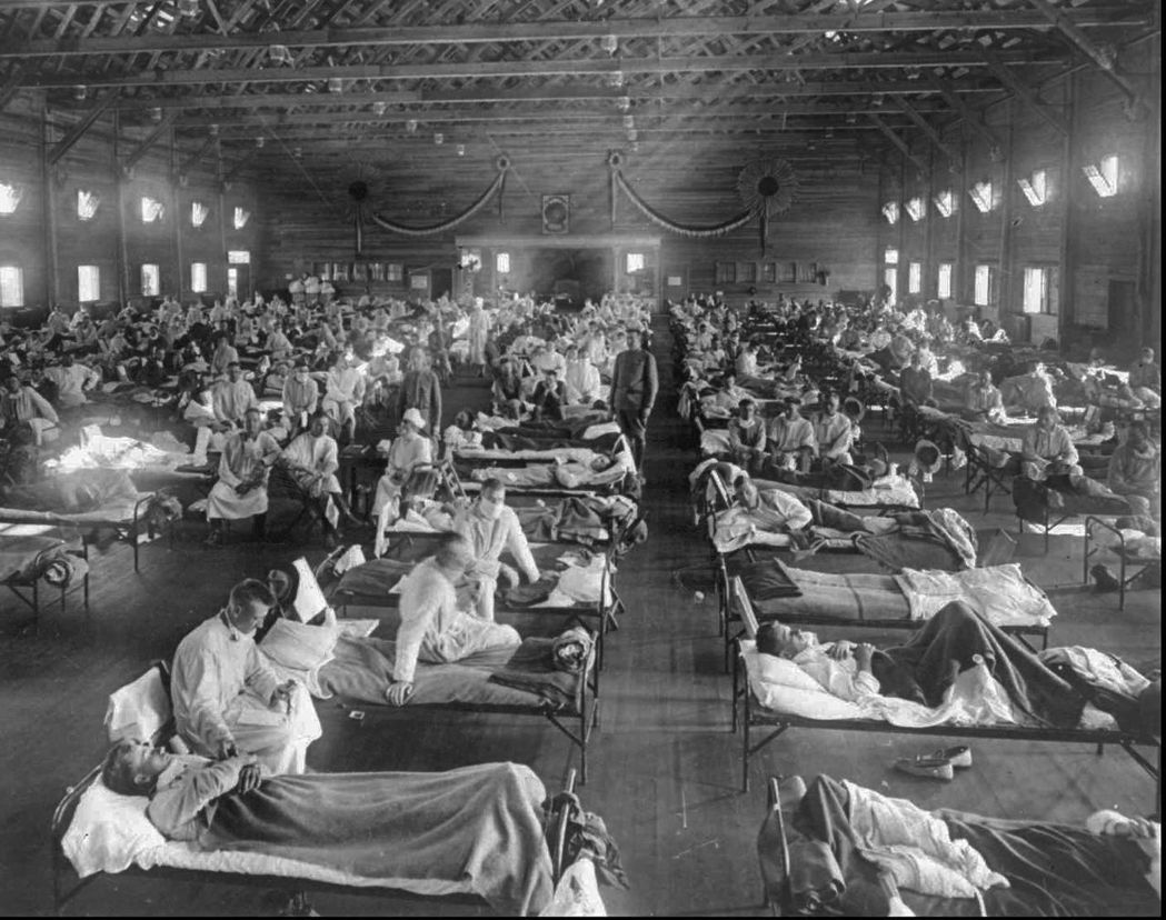 圖為美國堪薩斯州的軍營醫院，確診西班牙流感的軍人塞滿了醫院。 圖／美聯社