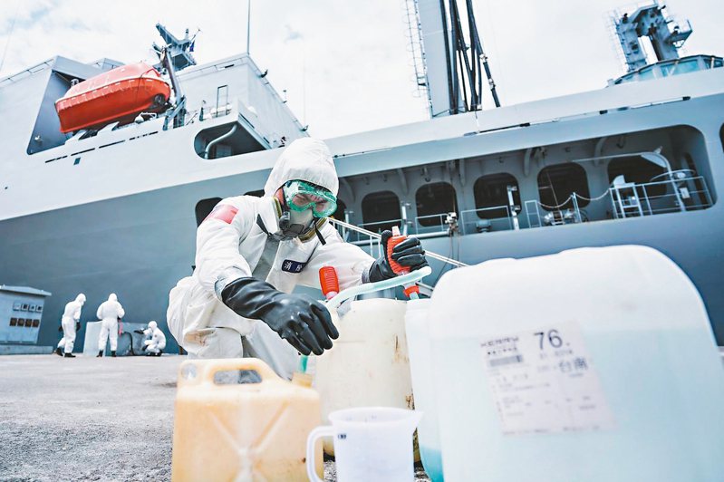 陸軍三九化兵群昨至磐石艦執行消毒作業。 圖／國防部提供