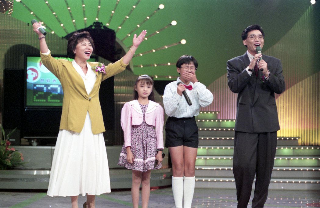 台視「五燈獎」小朋友流行歌曲比賽中，林俊逸（右二）打敗與吳淑敏（左二）喜極而泣。