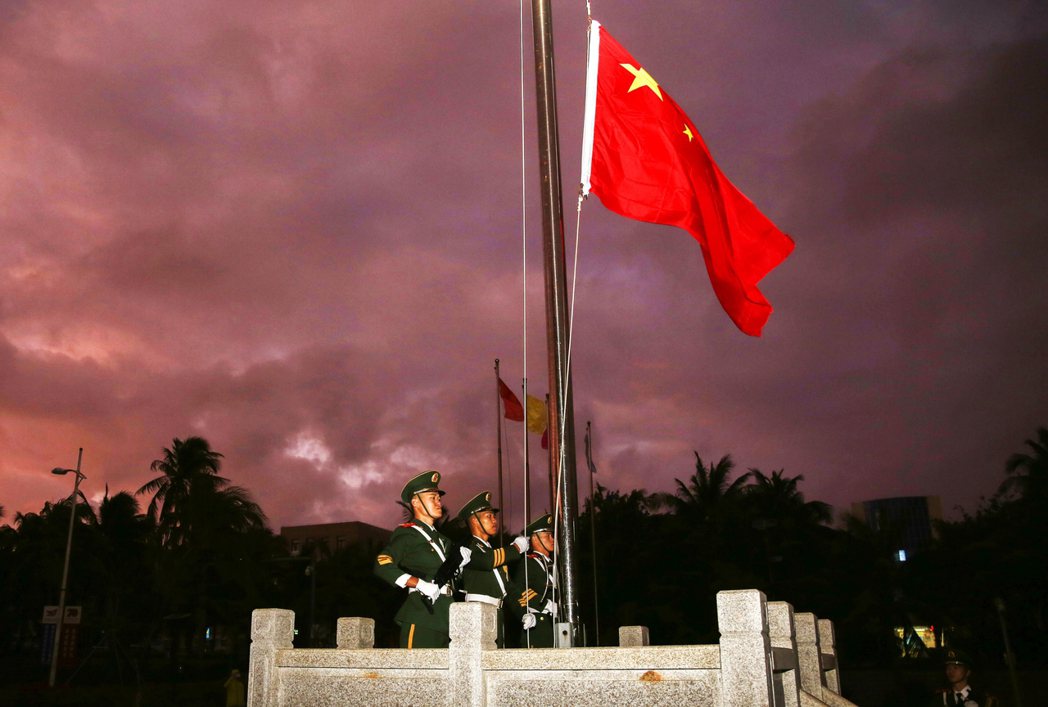 圖為三沙市在今年2020年1月的元旦升旗典禮。中國宣告制定南海總共25個島礁、5...