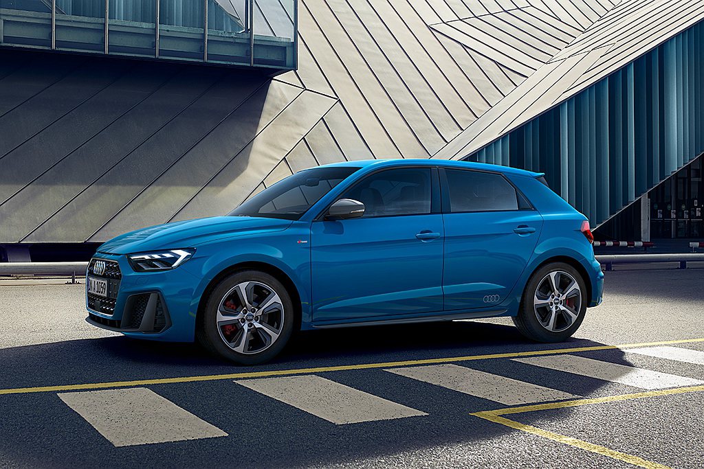 全新世代Audi A1 Sportback以傾斜而寬大的C柱造型取代傳統三角窗設...