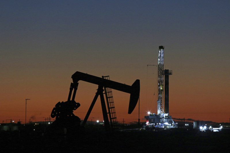 五月交貨的美國西德州輕原油價格4月20日跌為負值，創歷史首見新低。圖為美國德州密德蘭市一處油田的鑽井架。 美聯社