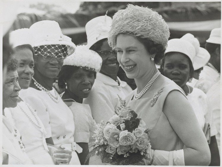 女王於1966年出訪西印度群島，配戴珍珠項鍊與胸針。圖／取自Royal Collection Trust