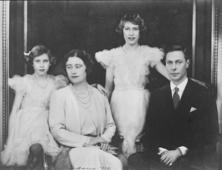 1939年的皇家官方照，當時的英王喬治六世、皇后、以及還是公主的伊莉莎白與妹妹瑪...