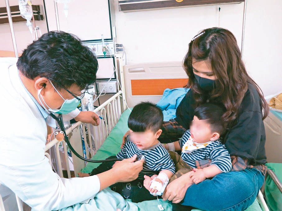 每年4月到9月為腸病毒主要流行期，豐原醫院3月初已經有一對雙胞胎，在托嬰中心感染腸病毒而住院。