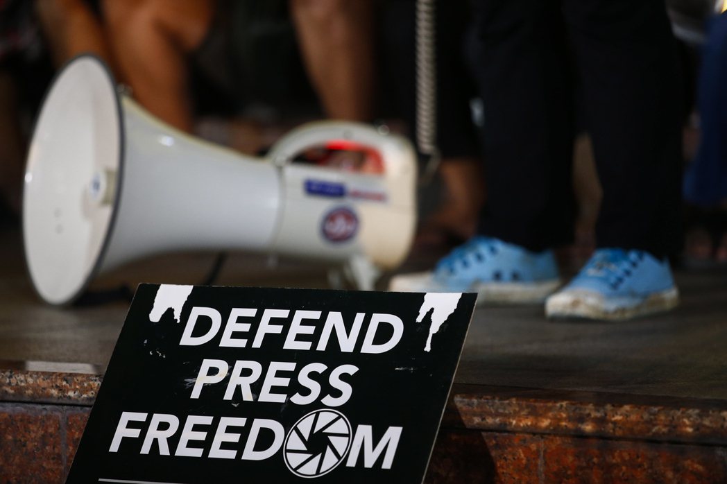 2月10日，民眾手舉「捍衛新聞自由」標語，上街抗議菲律賓政府迫使ABS-CBN媒體停止營運。 圖／歐新社