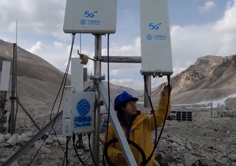 大陸三大電信業者先後在海拔5000公尺以上設立基地台，預計在未來幾天開通，屆時登山客在登頂後將能使用5G網路。圖擷自澎湃新聞