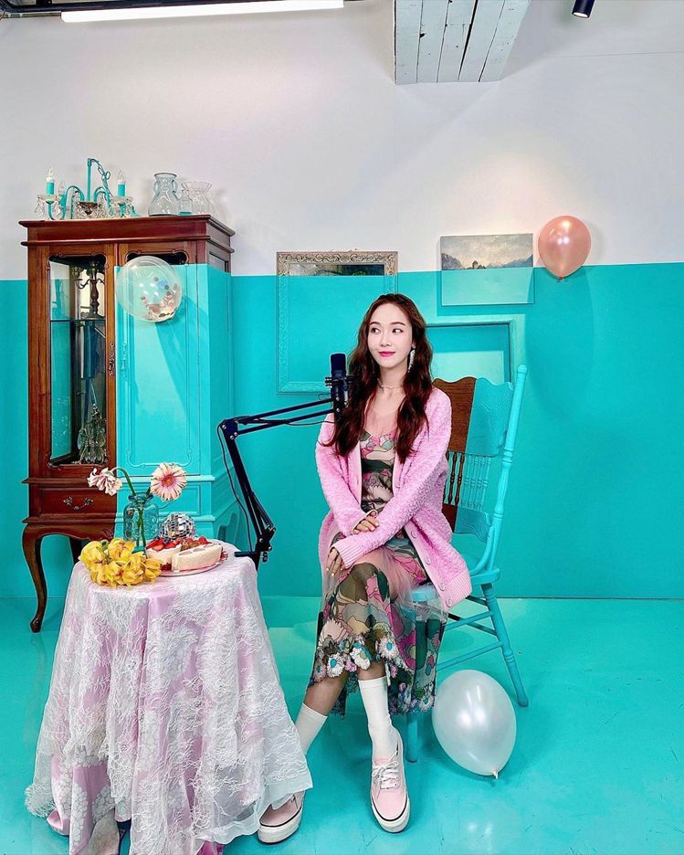 Jessica身穿FENDI粉色外套56,000元、花卉設計洋裝10萬6,000元，展現春日繽紛的浪漫。圖／取自IG