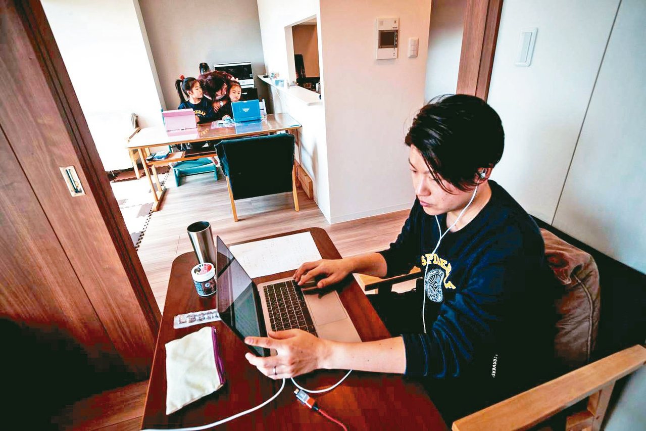 圖為東京一名新創公司員工受疫情影響，在家工作。圖／法新社