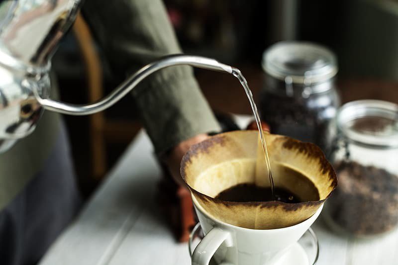 使用濾紙可以捕捉有害化學物質，濾過的黑咖啡反倒能降低死亡風險15%，幫助延年益壽。（photo by Pikrepo）