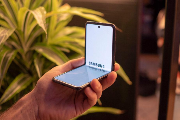 三星Galaxy Z Flip 可折疊手機獨領風騷，小米正在開發類似的翻蓋式可折疊手機。取自威鋒網