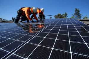 美國再生能源在全年用電中的比率，已逐年升高，今年估計將達21%。圖為加州聖地牙哥斯克里普斯牧場一處民宅裝設太陽能板。路透