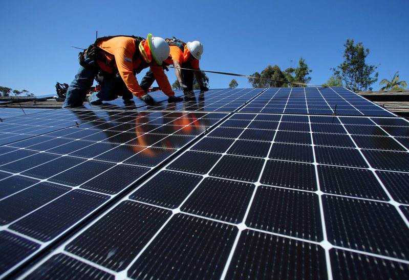 美國再生能源在全年用電中的比率，已逐年升高，今年估計將達21%。圖為加州聖地牙哥斯克里普斯牧場一處民宅裝設太陽能板。路透