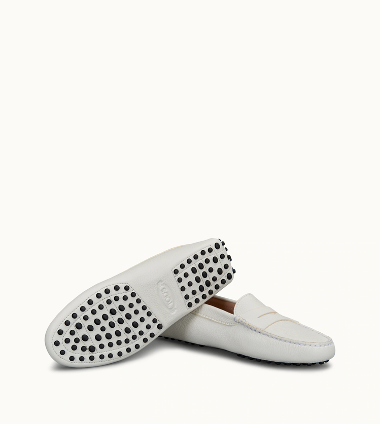 TOD’S白色皮革豆豆鞋，17,400元。圖／迪生提供