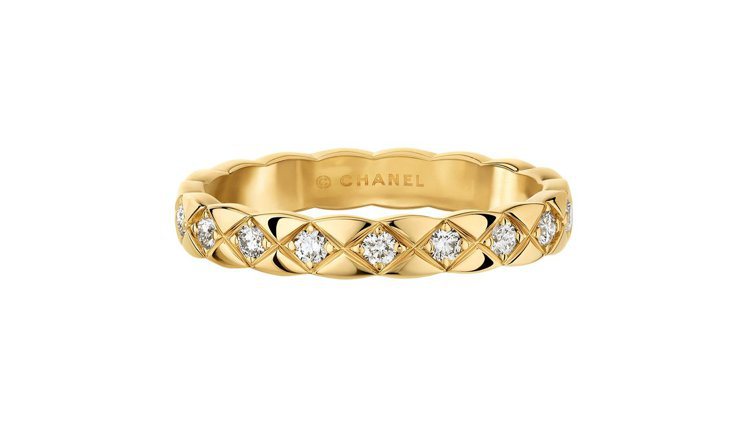香奈兒COCO CRUSH窄版18K黃金鑲鑽戒指，10萬3,000元。圖／香奈兒提供