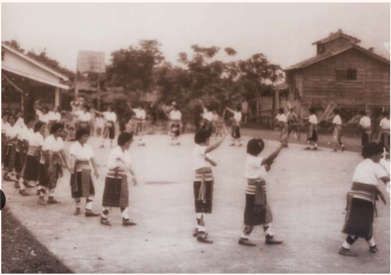 阿美族長光部落位於台東長濱，圖為1967年部落婦女會在長光天主堂落成祭儀後演出，呈現李哲洋當年採集民謠的時空背景。圖／石梅英提供