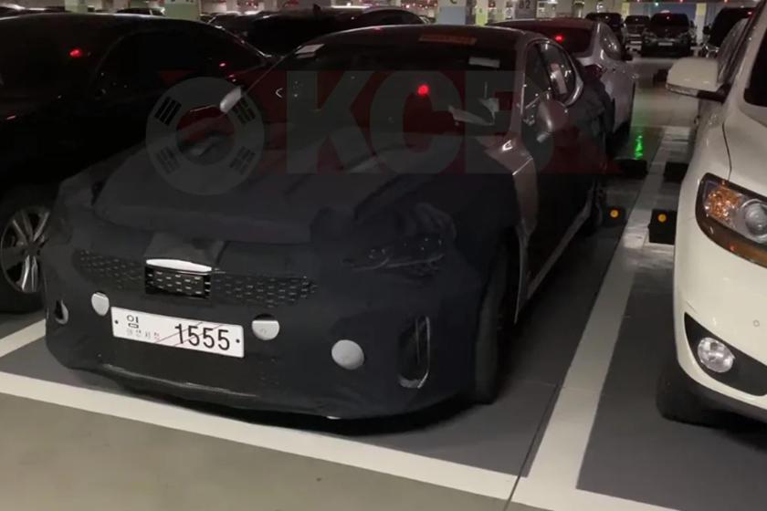 小改款Kia Stinger偽裝車。 摘自Korean Car Blog