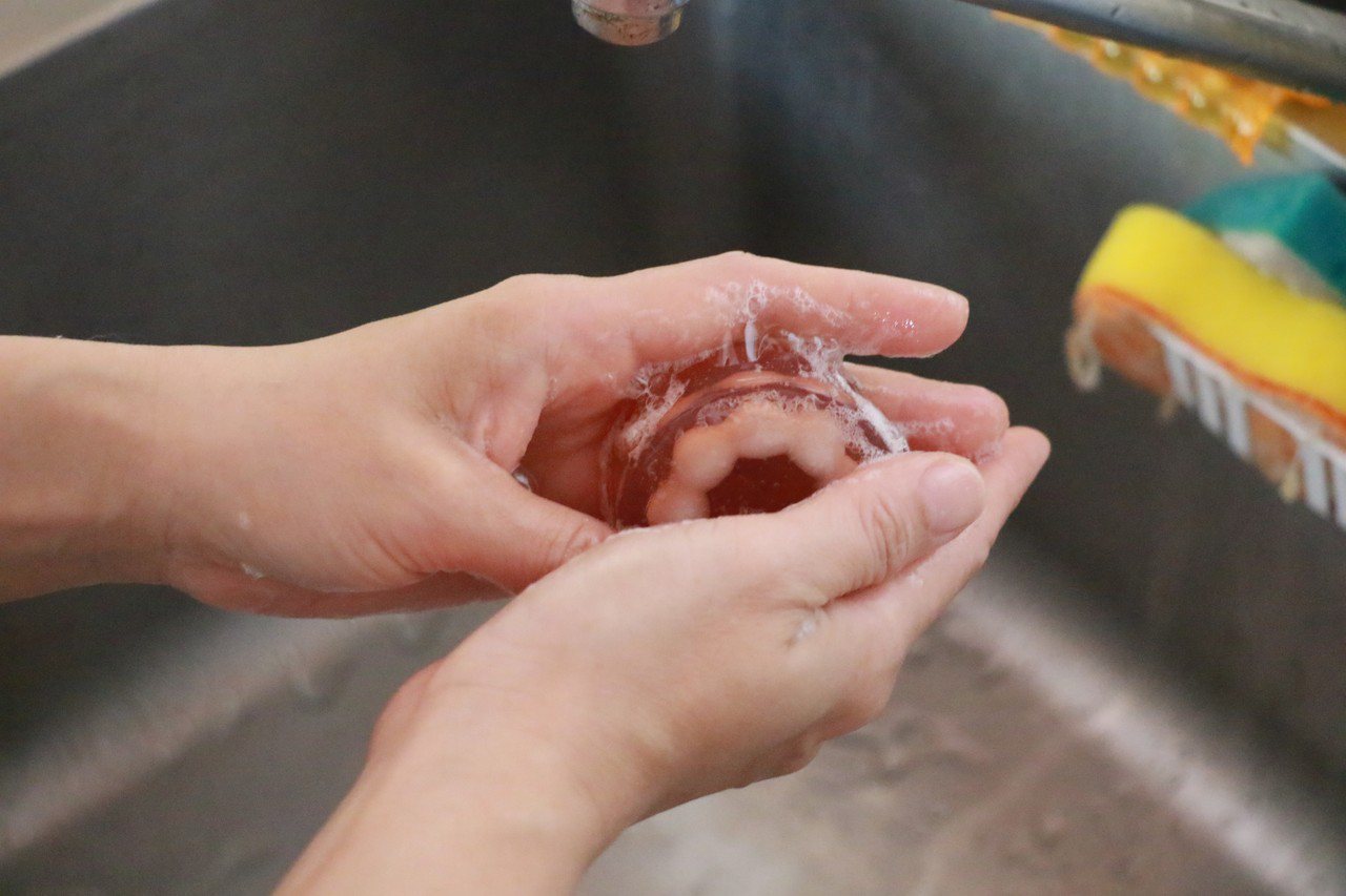 台中慈濟醫院小兒科醫師余孟恭建議盡量採用「濕洗手」，清潔效果更優於乾洗手。圖／台中慈濟醫院提供