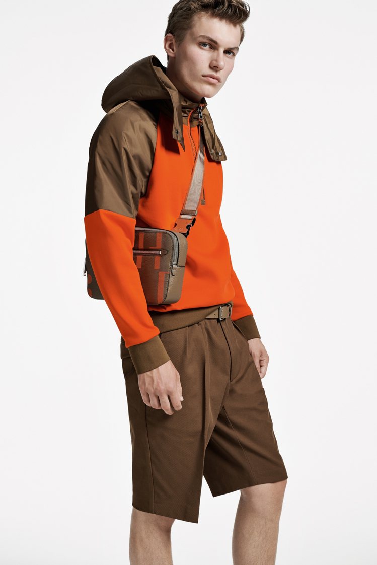 BOSS，橘棕色尼龍拼接棉質功能性上衣，價格未定；褐色短褲6,900元。圖 / BOSS提供。