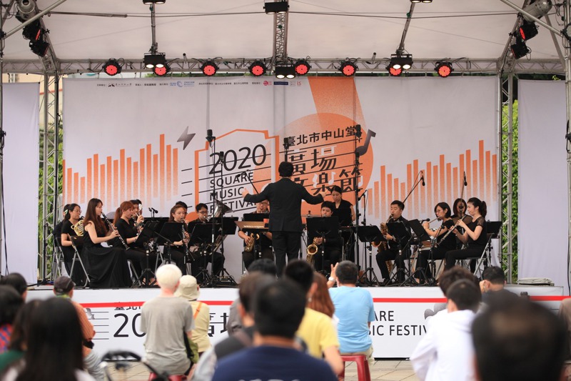 台北市立交響樂團在中山堂廣場戶外演出，台下觀眾座位拉大，保持社交距離。圖／北市交提供