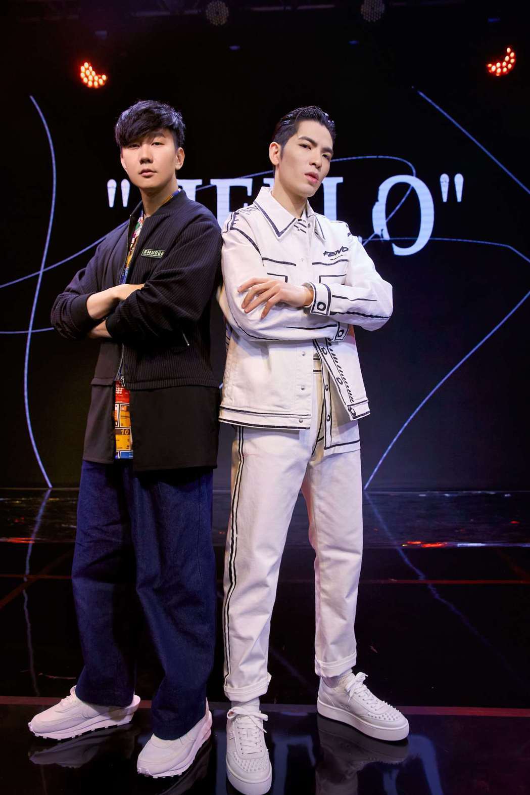 蕭敬騰（右）與林俊傑在「歌手.當打之年」總決賽首度合作演唱共同創作新歌「Hell...