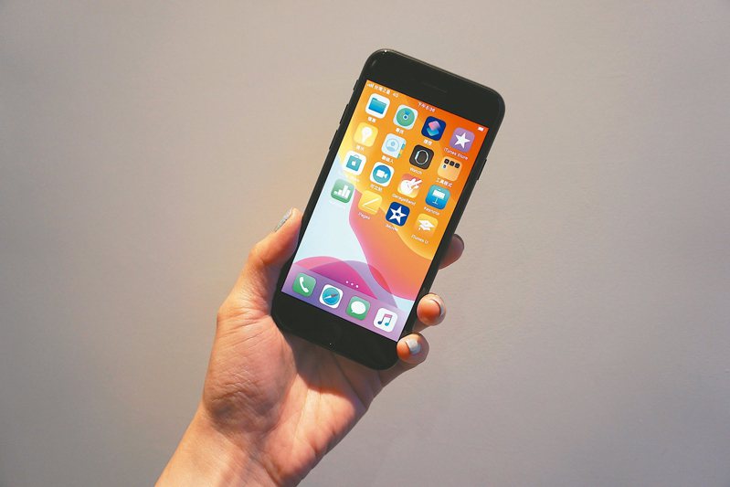 2020年蘋果推出價格親民的新一代iPhone SE。 記者黃筱晴／攝影