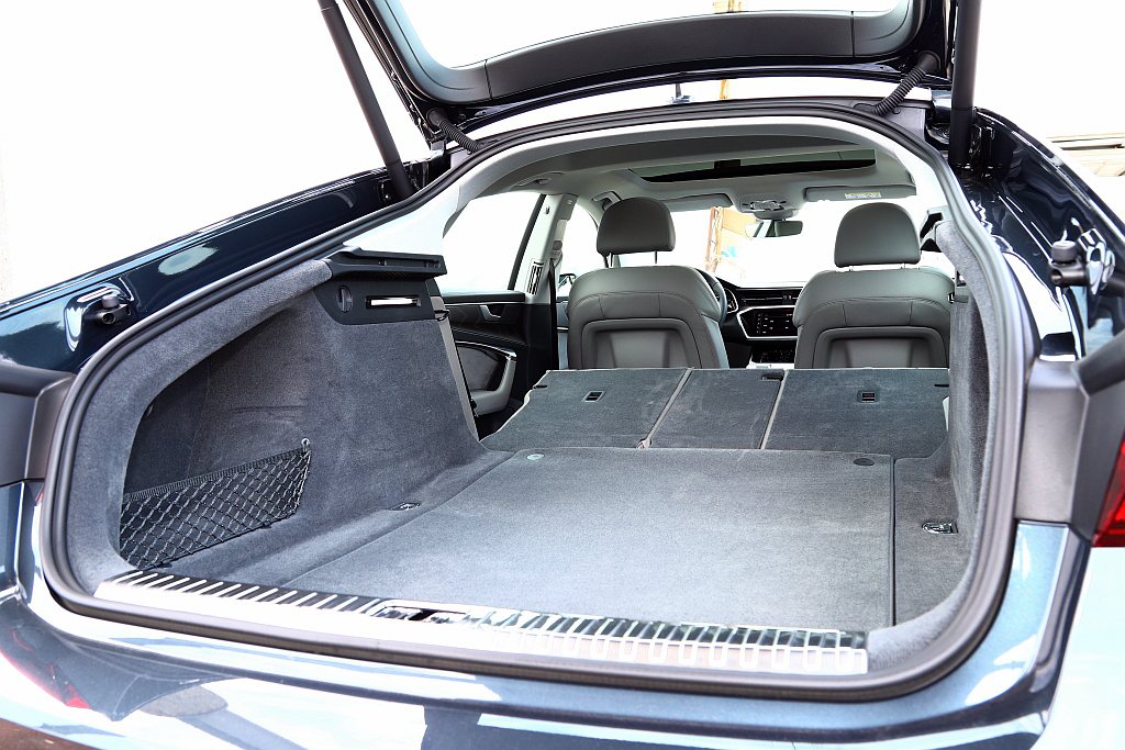 Audi A7 Sportback後尾門開啟模式連同後擋風玻璃一起上掀。滿座下就...