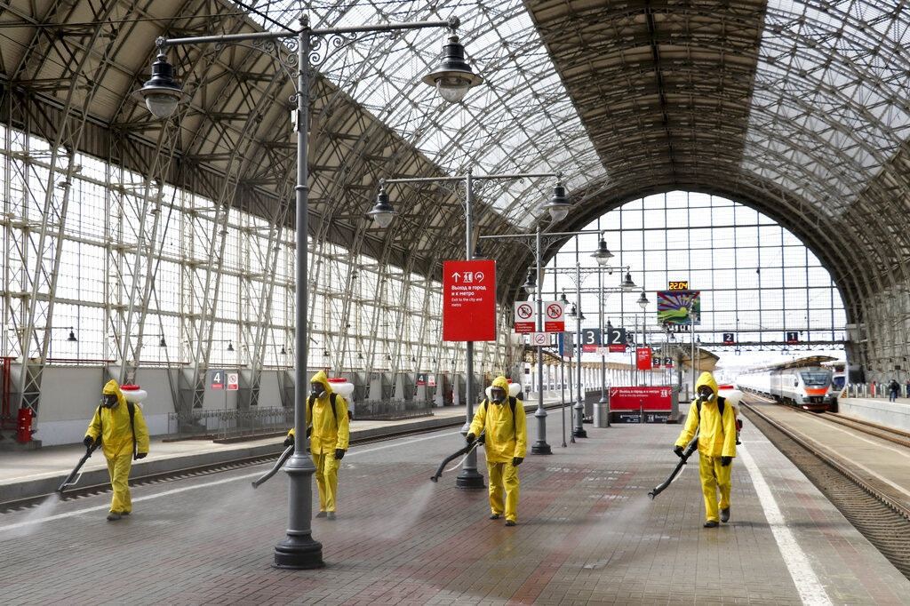 俄羅斯莫斯科市政招聘的員工4月22日在莫斯科一個地鐵站進行消毒工作。（AP）