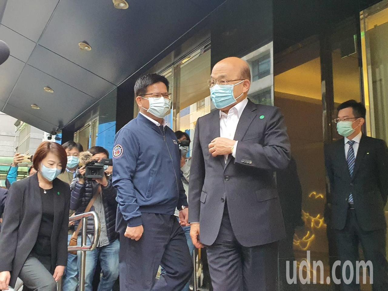 交通部長林佳龍(左)上午陪行政院長蘇貞昌在台北市參訪防疫旅館。記者楊正海／攝影