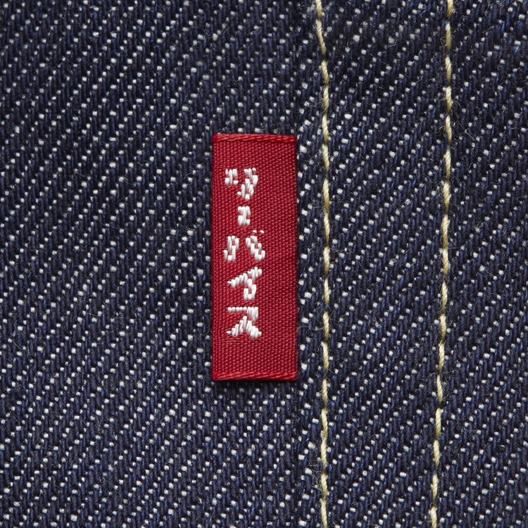 大寫E的紅旗標也以日文片假名取代原本為人所知的英文字母。圖／LEVI'S提供