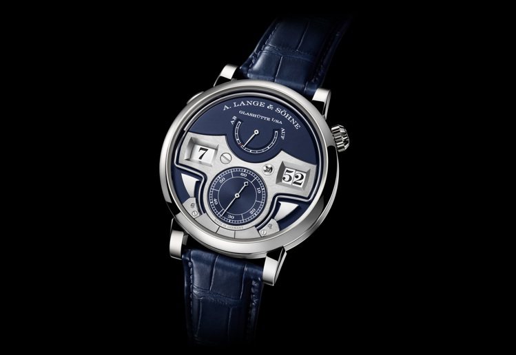 朗格在2015年發表的十進位Zeitwerk三問報時腕表，前代未聞，今年換上蔚藍新色，只在專賣店、限量30只發行。圖 / A.Lange & söhne提供。