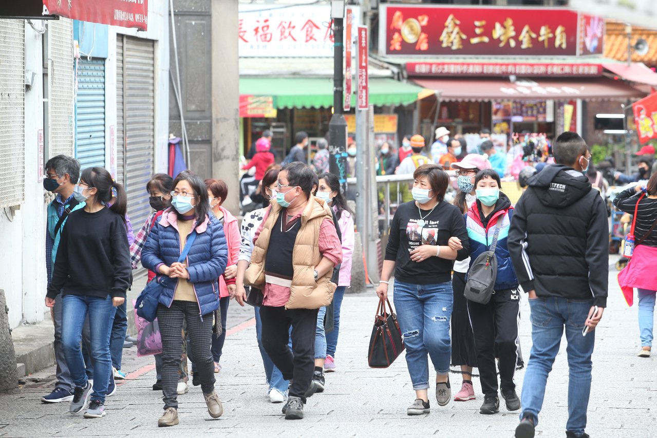 行政院長蘇貞昌鼓勵民眾五一連假正常生活，圖為三峽老街人潮。記者葉信菉／攝影