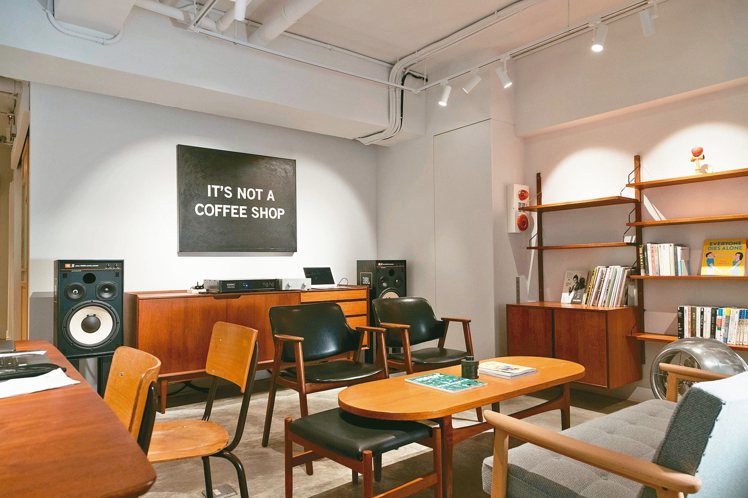 鄒斯傑顛覆咖啡店想像，打造出新店「DAILY」。記者陳立凱／攝影
