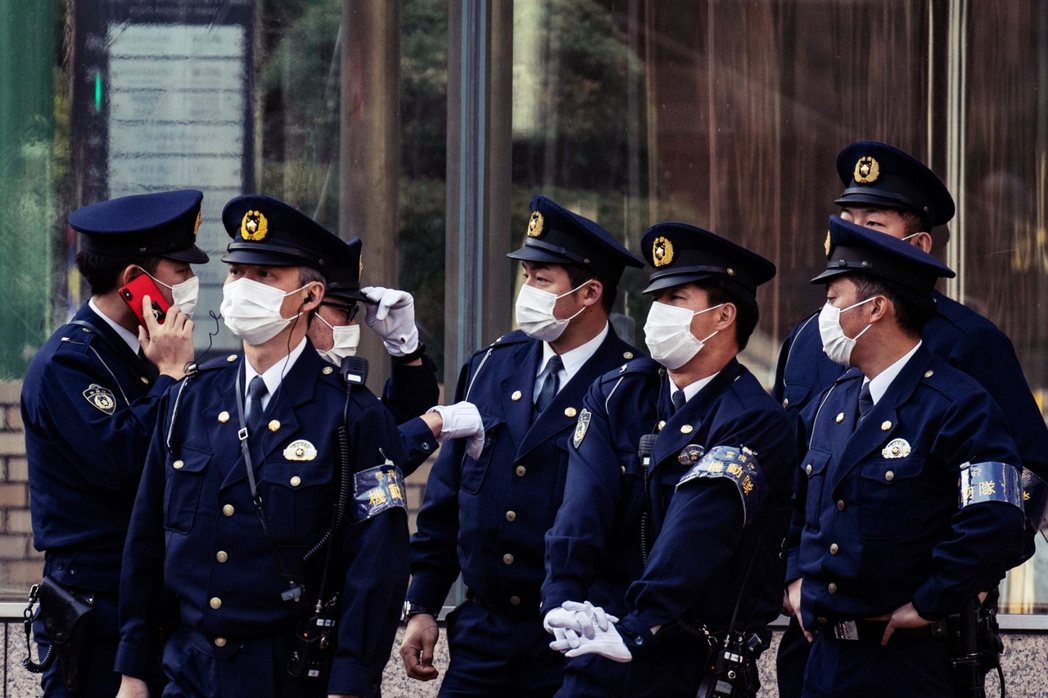 疫情期間各地警察也就加強巡邏，以確保民眾的財產安全。圖為疫情期間東京都的警察。 ...