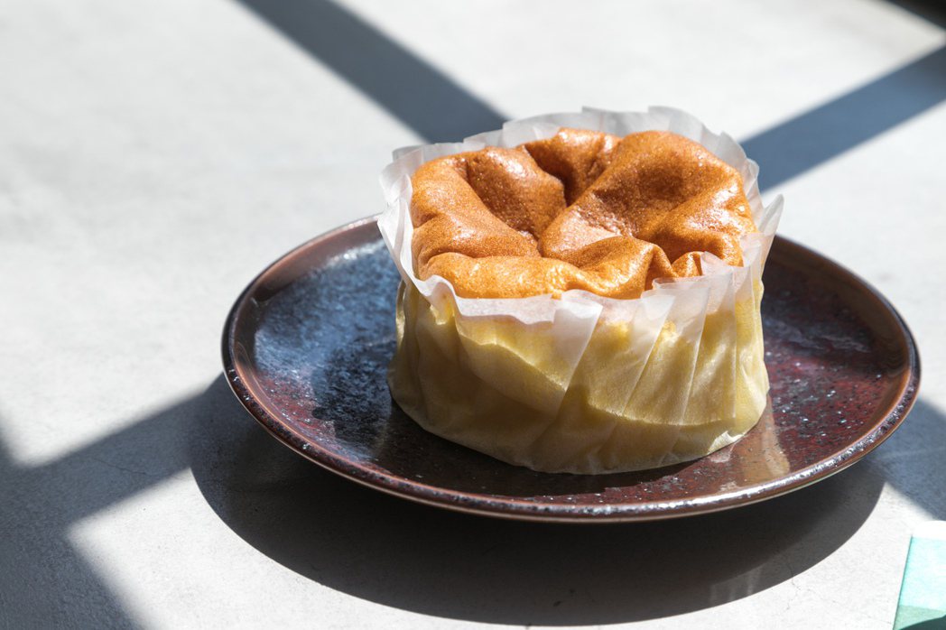 店內熱賣的「皺皺」蜂蜜蛋糕由吳則霖和太太自行研發。記者陳立凱／攝影