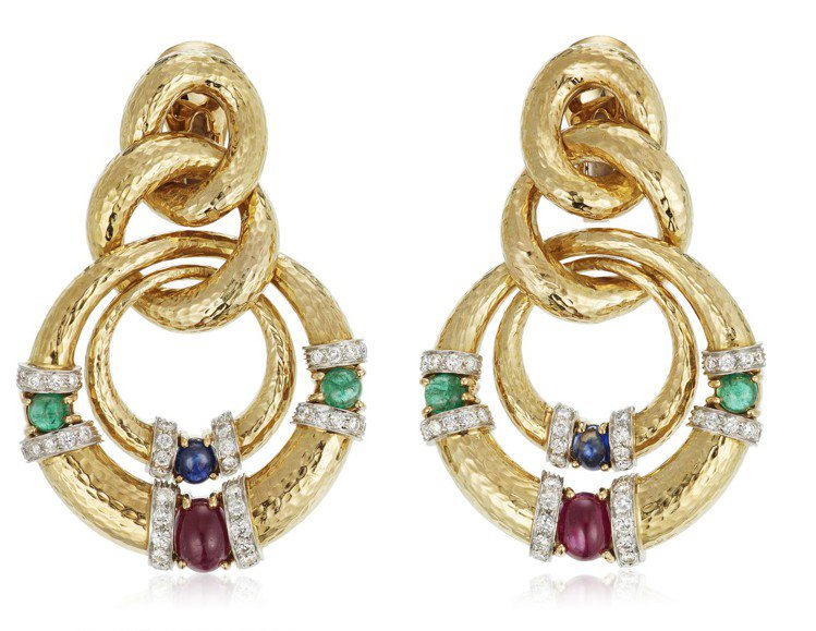 佳士得四月線上珠寶專場中，DAVID WEBB的彩寶鑽石耳環，拍前高估價為12,000美元，最後以35,000美元成交。圖／佳士得提供