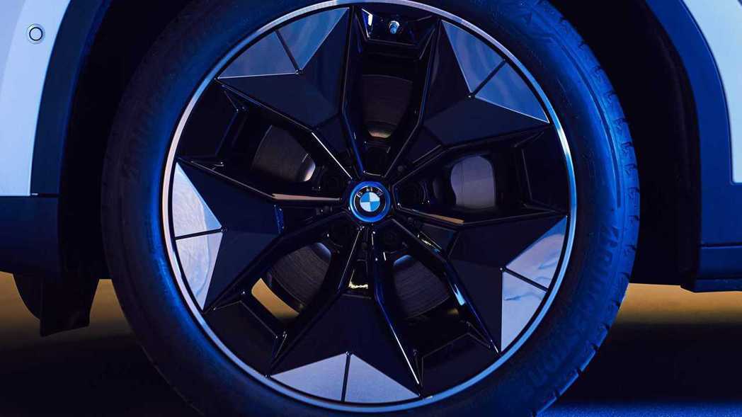 BMW為電動車特別打造的輕量化空氣力學鋁圈。 摘自BMW