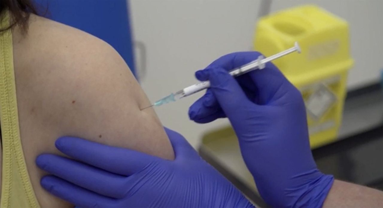 牛津大學實驗室研發疫苗的進展領先全球，下個月底前將進行逾6000人參與的人體試驗。美聯社